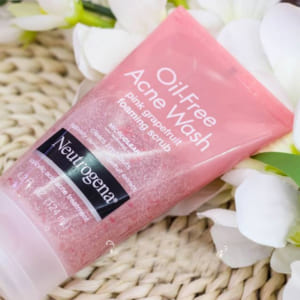 sua-rua-mat-tri-mun-neutrogena-oil-free-acne-wash-pink-grapefruit-foaming-scrub