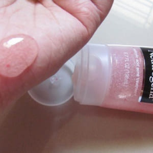 sua-rua-mat-tri-mun-neutrogena-oil-free-acne-wash-pink-grapefruit-foaming-scrub